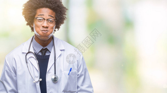 非裔美国人的医生在孤立的背景之下用笑脸抽图片
