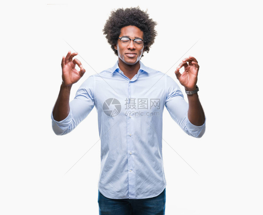 非洲裔美国商人在孤立的背景下戴着眼镜放松图片