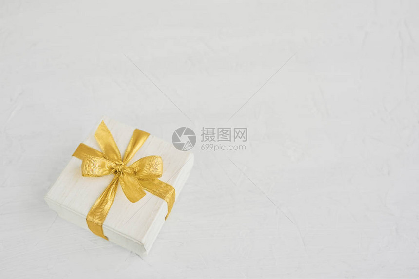白色礼物或礼物盒用白色背景上的丝带装饰图片