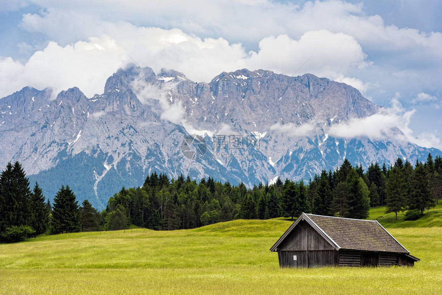 位于巴伐利亚阿尔卑斯山的德国最高山峰Zugspitze附近的Wo图片