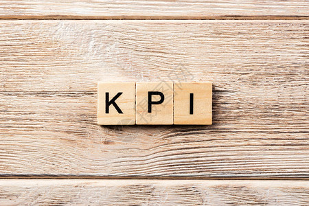 e字表写在木块上的kpi字表上的背景