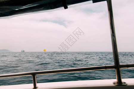 从船上看到一艘黄色娱乐降落伞在图片