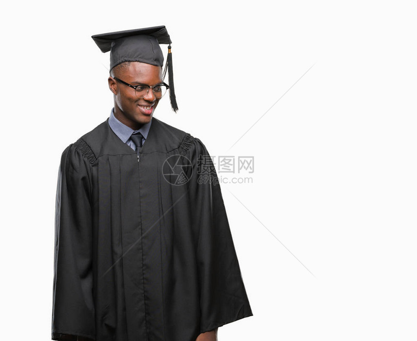 年轻毕业的非洲裔美国人在孤立的背景下看着一边图片