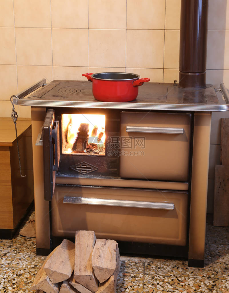 山间小木屋厨房里的旧铸铁柴火炉图片