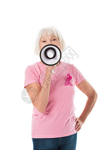 身穿粉色T恤戴着乳腺癌意识丝带的高级女手持扩音器图片