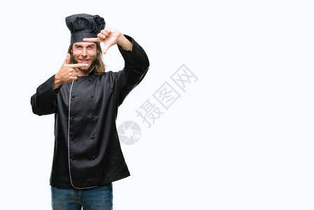 长发的英俊年轻厨师在孤立的背景中微笑地用手和指搭架图片