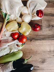 厨房餐桌上的生态棉袋蔬菜图片