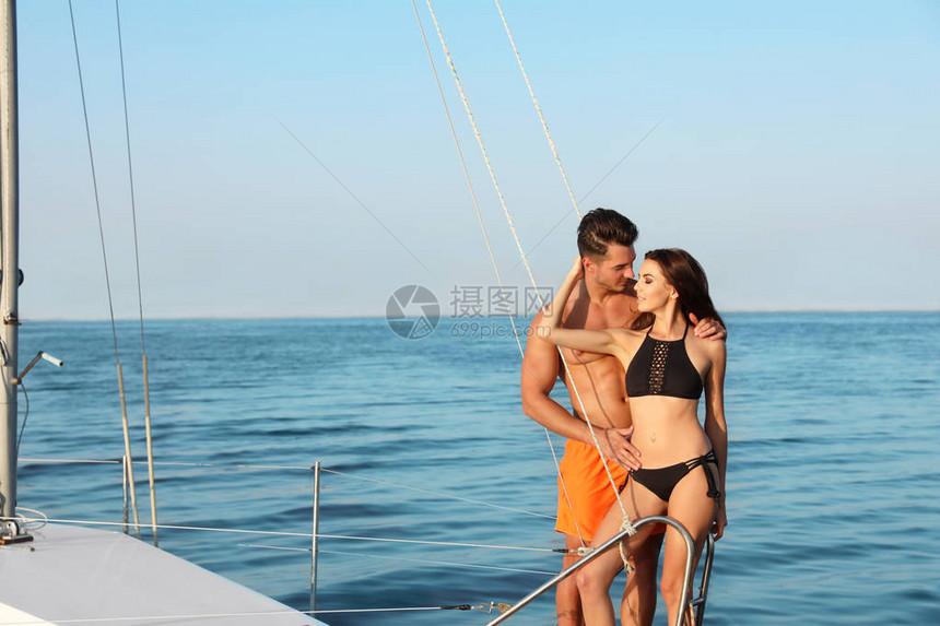 年轻男人和他的漂亮女友在游艇上穿比图片