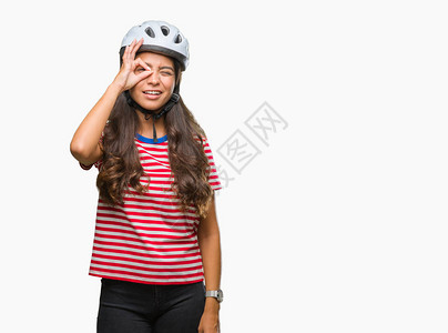 年轻阿拉伯骑自行车的妇女身着安全头盔图片