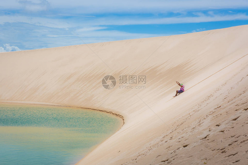 在惊人的景象中滚落一个巨大的沙丘图片
