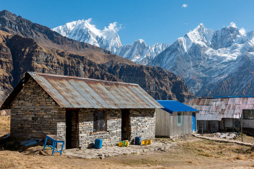 尼泊尔偏远地区的Weary山探险者休图片