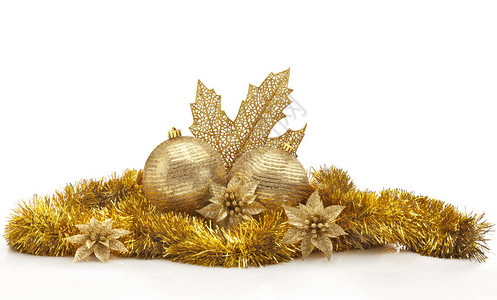 白色背景的金色圣诞中心圣诞球金色花环和树叶图片
