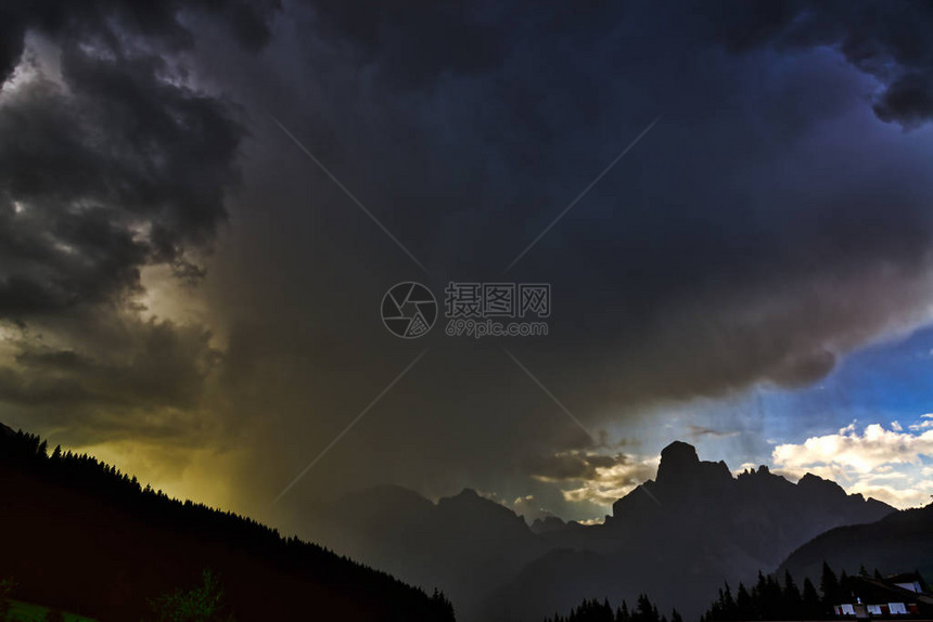 阿尔塔巴迪亚山上的暴风云和倾盆大雨图片