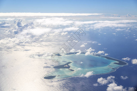 从飞机云层和海洋中可以看到珊瑚礁的景高清图片