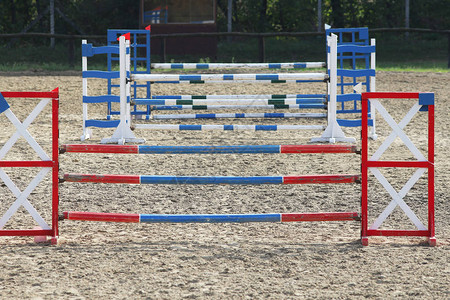 鞍马在跳跃竞技场上显示跳杆的多彩图像跳马作为背背景