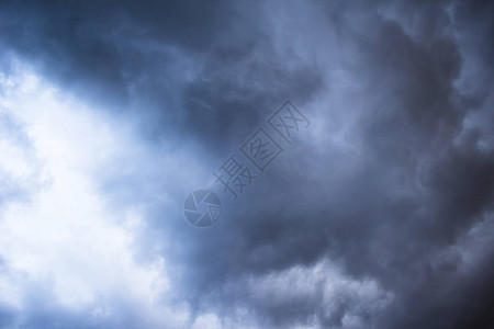 笼罩在暴风雨天空背图片