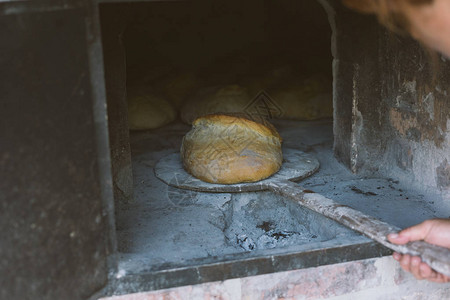 炉中的面包图片