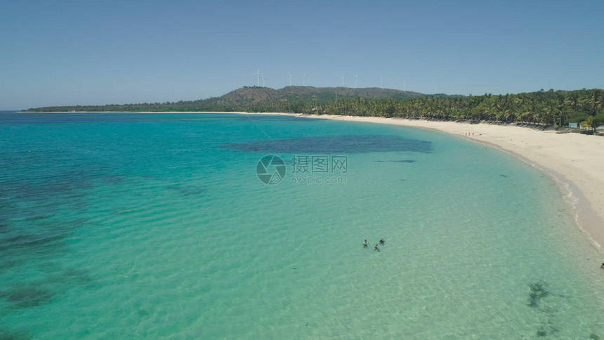 鸟瞰美丽的热带海滩沙特与蓝色泻湖中的绿松石水图片