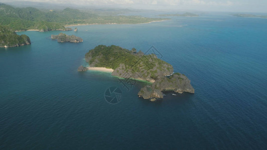 菲律宾卡拉莫安群岛珊瑚礁中蓝色泻湖中拥有沙滩和绿松石水的群岛鸟瞰图山脉覆背景图片