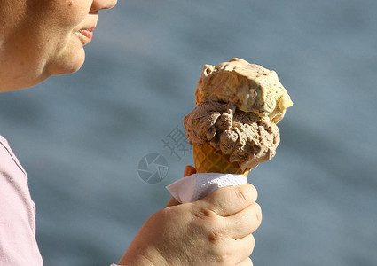 户外照片胖女人吃冰淇淋图片