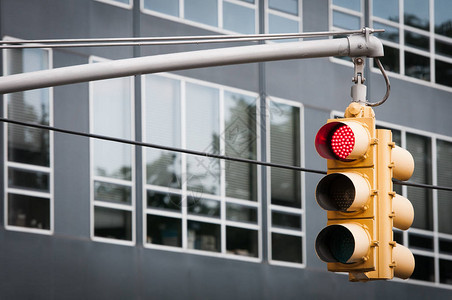黄色交通灯和红站标志从美国纽约图片