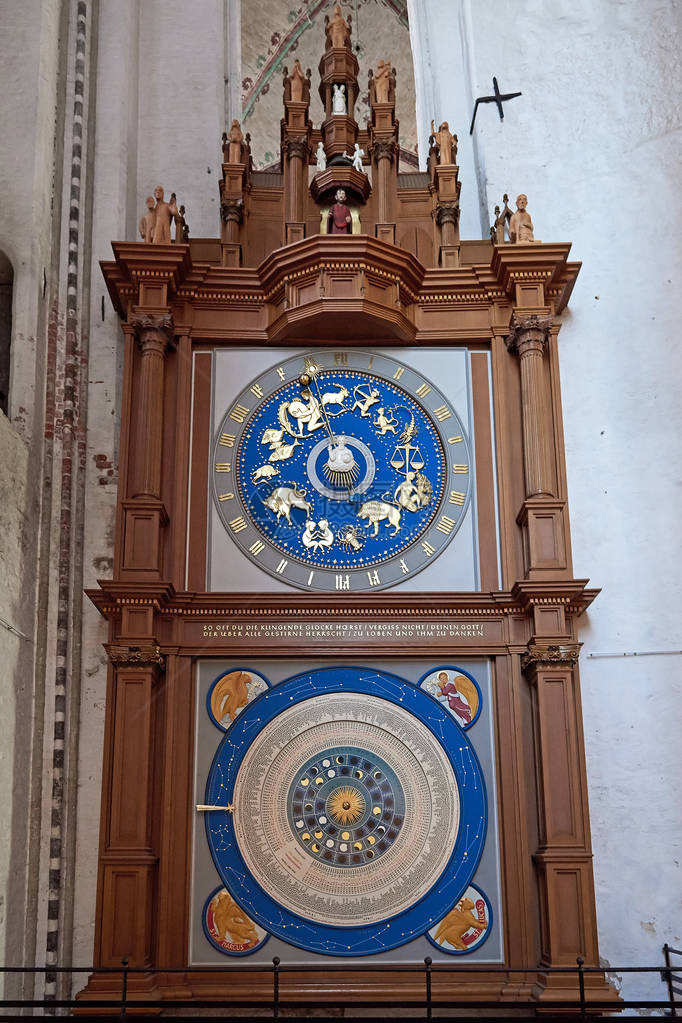 圣玛丽教堂位于德国卢贝克的天文钟表位于图片