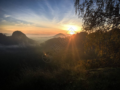 台地县德国撒克逊瑞士公园台地山顶的史诗日出光有光和雾的山脉在易北河砂岩山脉美妙的山脉背景