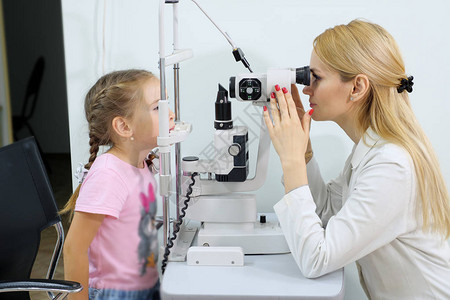 验相师在眼科诊所检查图片