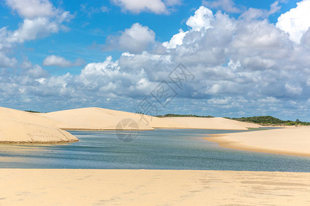 马拉汉塞斯白沙漠中间的淡水环礁湖天空中云彩本底背景