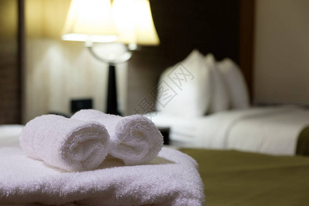 酒店客户房床上的白毛巾图片