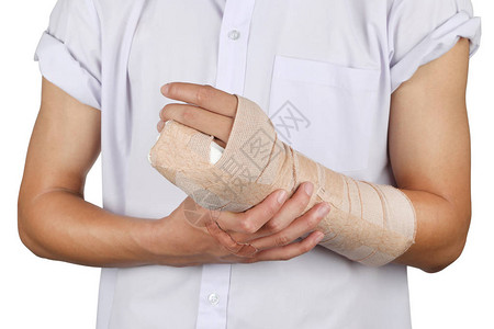 关闭年轻的亚洲男孩与手臂石膏玻璃纤维铸件覆盖手腕指和手臂学生在白色背景中孤立的事故中骨折背景图片