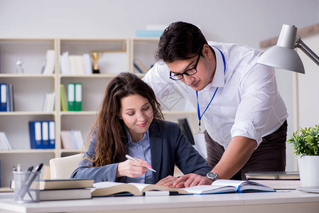 老师在讲座上向学生解释图片