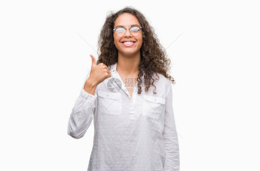 美丽的年轻西班牙女人用手举起手来做快乐的拇指手势赞美对摄影机的表情图片
