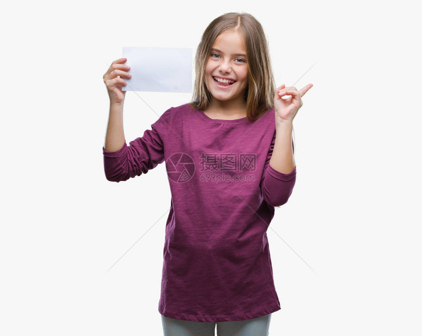 年轻美丽的女孩拿着空白纸卡图片