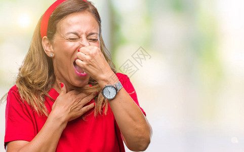 中年西班牙裔老妇在与世隔绝的背景下闻到某种臭味和恶心难以忍受的气味图片