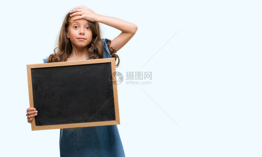 布莱奈特斯普尼基女孩拿着黑板头部用手压住图片
