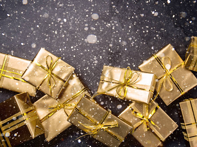 圣诞金色礼物盒在日期上平坦的躺下图片