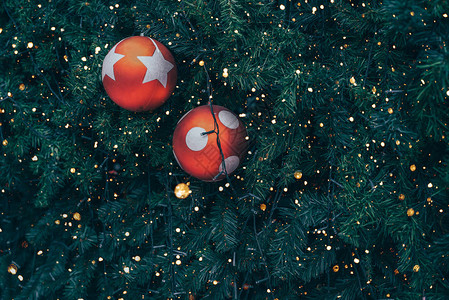具有红球装饰和闪光灯的圣诞树圣诞节和新年节日背景图片
