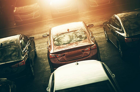 汽车工业概念出售全新车辆在日落时的经销车辆很多等背景图片