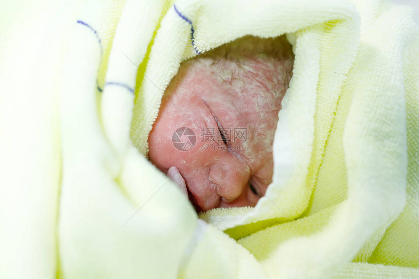 新生儿出生后几秒钟和几分钟可爱的小新出生的女婴在毛巾上新生活图片