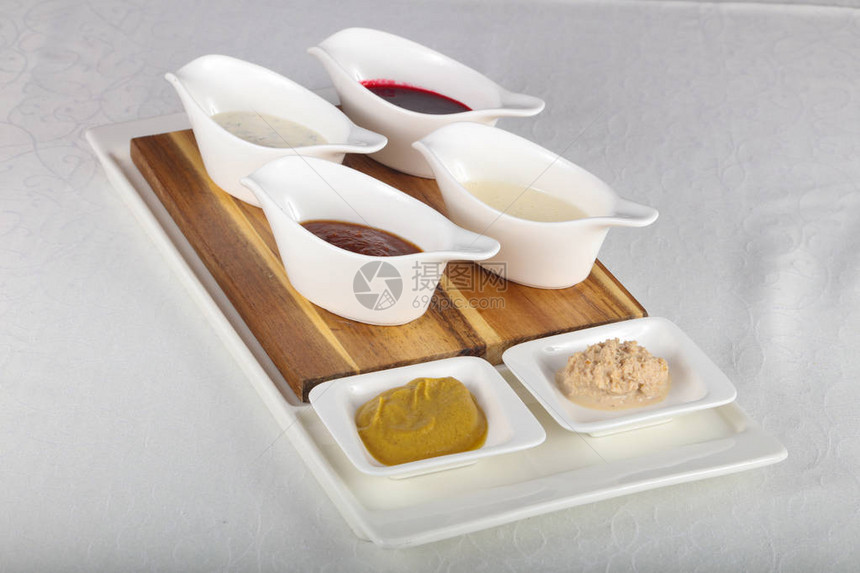 白桌上的酱料分类组合图片