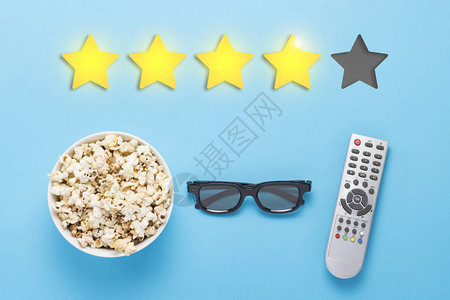 蓝色背景评分是五颗星中的四颗星电影系列节目的评价概念图片
