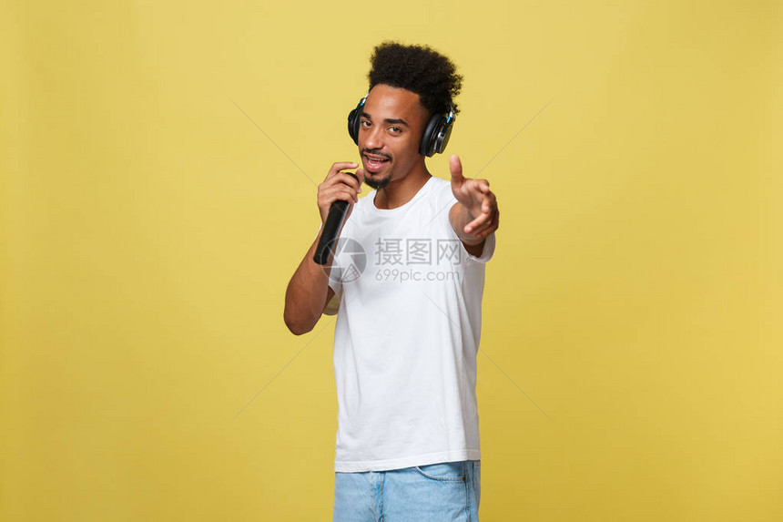 年轻英俊的非裔美国男歌手用麦克风表演图片