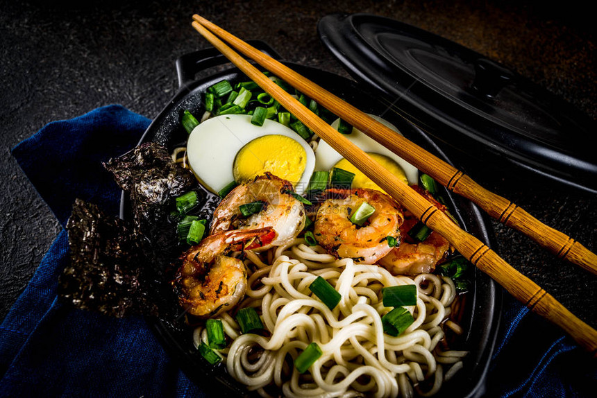 传统亚洲食品虾拉面汤面条葱切片鸡蛋蘑菇图片