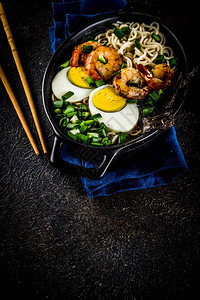 传统亚洲食品虾拉面汤面条葱切片鸡蛋蘑菇背景图片