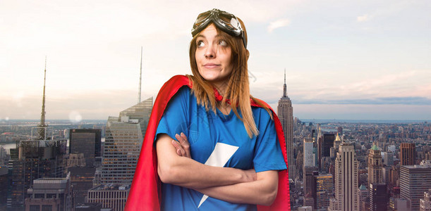 漂亮的超级英雄女孩在摩天大楼城市做出无图片