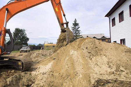 挖掘机正在挖沟在施工现场工作挖掘沟渠以铺设与在建图片