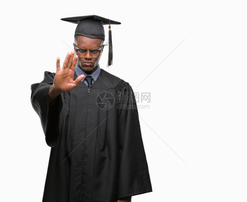 年轻毕业的非洲裔美国人在孤立的背景下停止用手掌脸上带着消极和严肃的图片