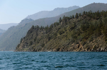 Baikal湖沿岸的相片岩石海岸图片