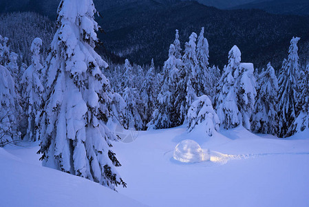 深夜风景雪冰和光彩照耀极端豪图片